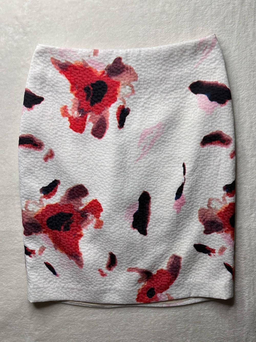 Philosophy - White Pencil Skirt with Red and Black Floral Print — Midi Skirt